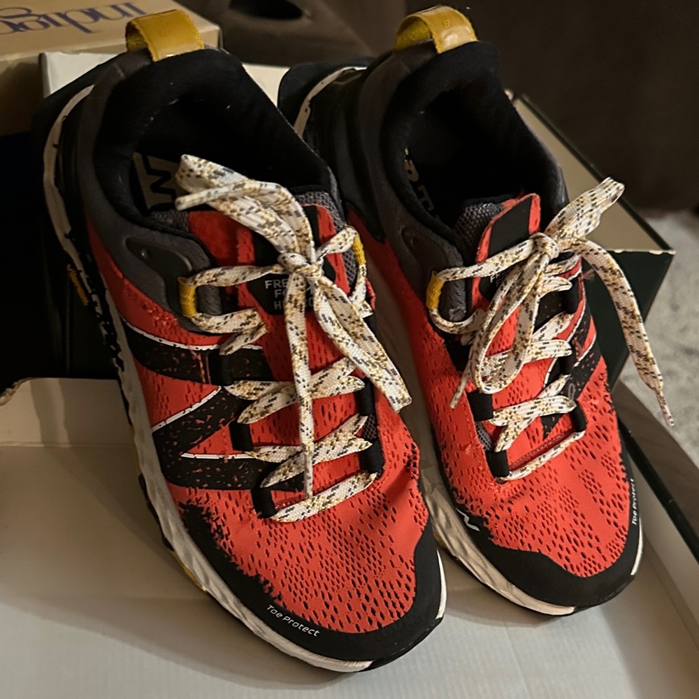 New Balance Women's Fresh Foam Hierro V5 Trail Running Shoe, Toro Red/Black, 6.5 - Picture 5 of 6